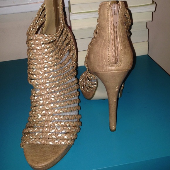 💥 REDUCED 💥 Tan Heels