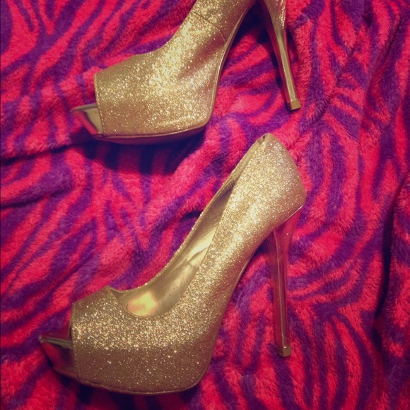 Gold heels💫