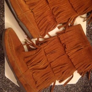 Tall Minnetonka 3 layer fringed Moccasins size 8