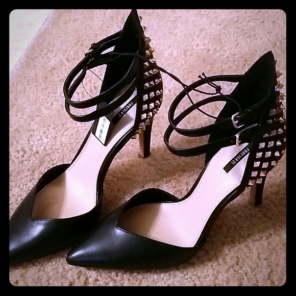 NWT Black studded pointy toe stilettos sz 9