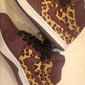 Womens nike cheetah court forces size 8