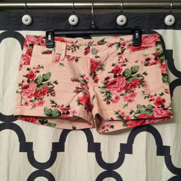 SOLD!!🎉 Floral shorts - Picture 1 of 2
