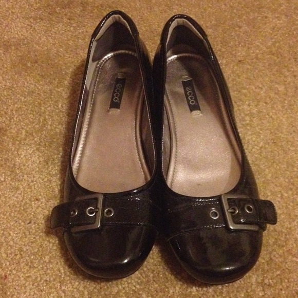 Black Ecco ballet flats