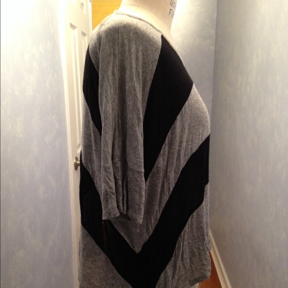 Extended shoulder stripe tee - Picture 2 of 4