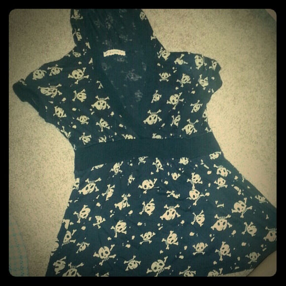 Black hooded shirt w/ tan skulls - Picture 1 of 4