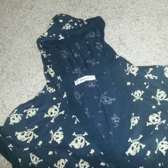 Black hooded shirt w/ tan skulls - Picture 2 of 4