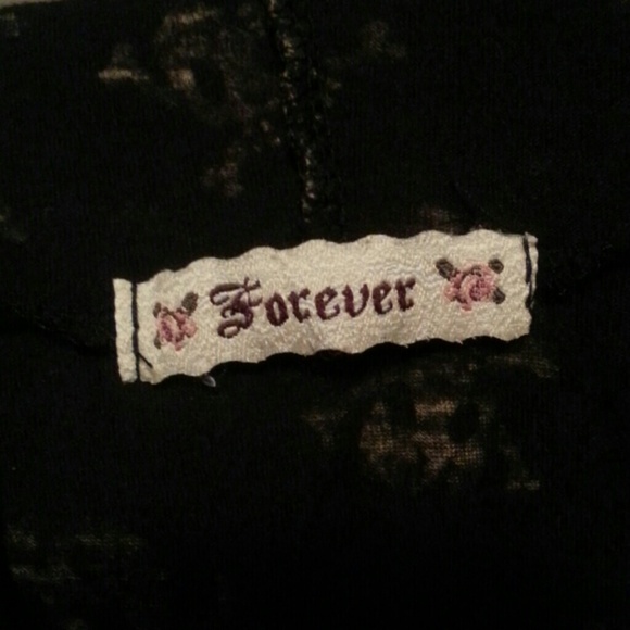 Black hooded shirt w/ tan skulls - Picture 3 of 4