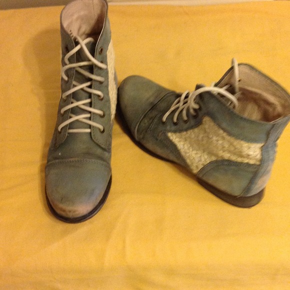 Boots - Picture 3 of 3