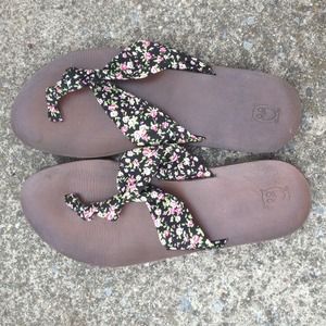 🌸floral flip flops🌸