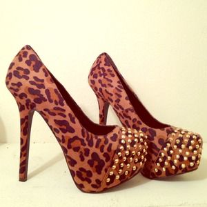 Breckelle's cheetah print pump