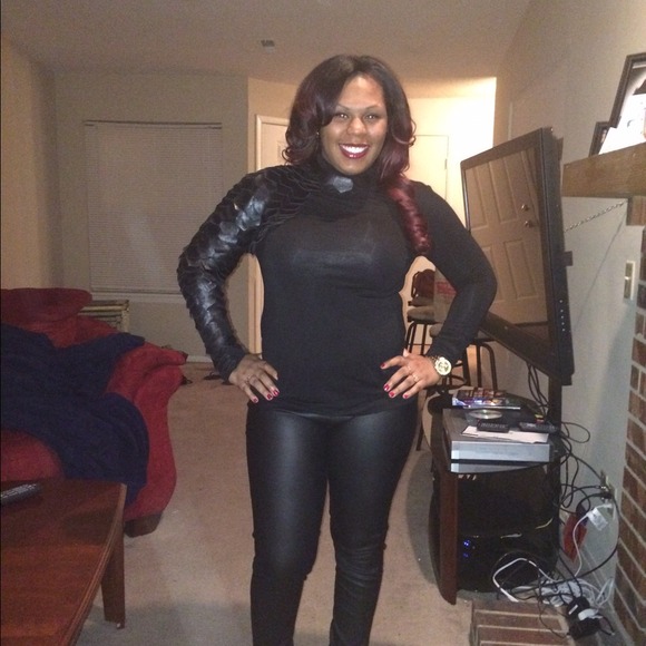 Black leather snake skin appearance on one sleeve - Picture 2 of 2