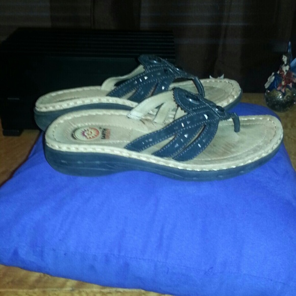 !CLEARANCE! Black super comfy thong sandals.
