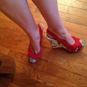 Red and white wedges