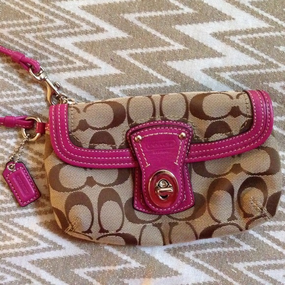 👛 Tan/Pink Coach Legacy wristlet. (NEVER USED!)