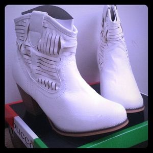 Brand new Bucco cream booties