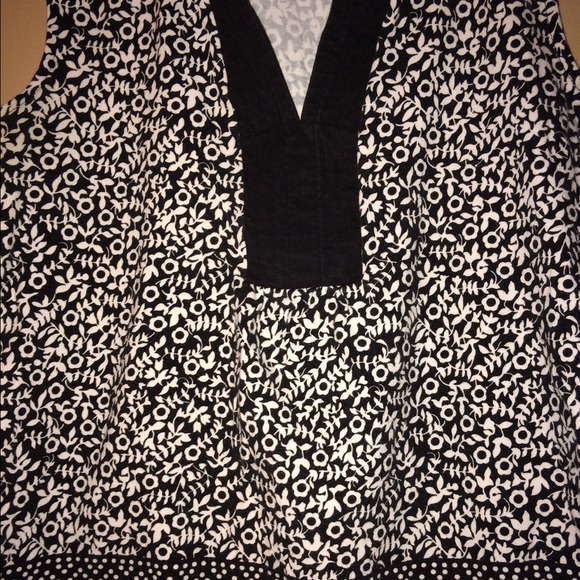 V-neck sleeveless top - Picture 2 of 2