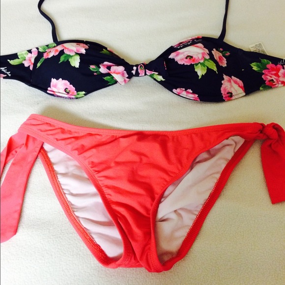 Gilly hicks bikini set