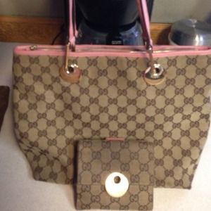 Gucci purse and wallet