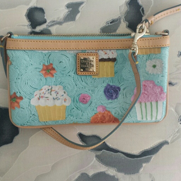 dooney & bourke wristlet