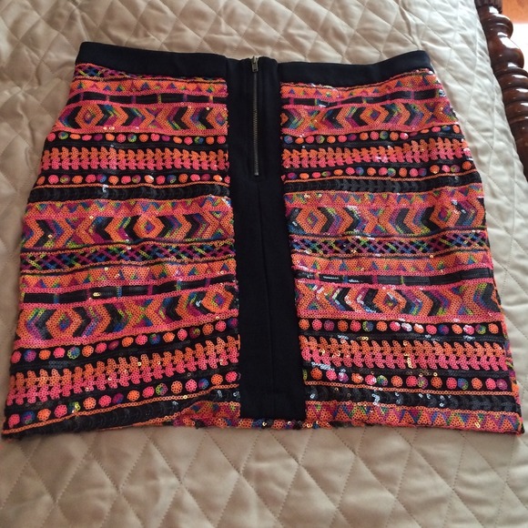 SOLD NWOT Amazing Aztec or tribal mini skirt - Picture 3 of 4