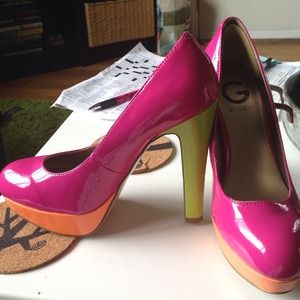 I am selling a pair of heels, only wore them once