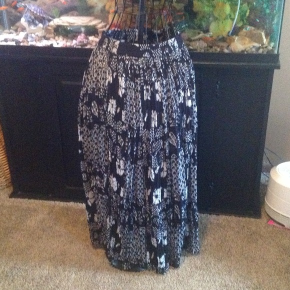 amanda smith Dresses & Skirts - Black and white skirt 36inches long.