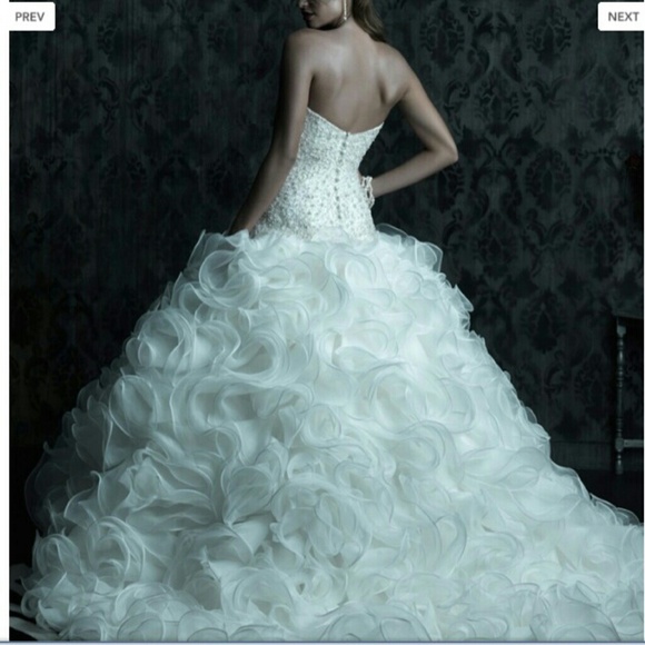 Wedding dress - Picture 2 of 4