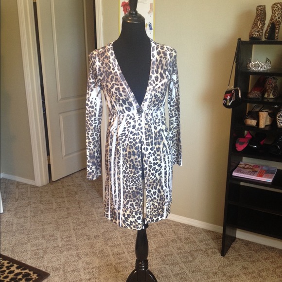 Leopard print light weight one button cardigan - Picture 4 of 4