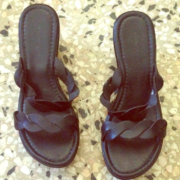 BLACK LEATHER PLATFORM SANDALS