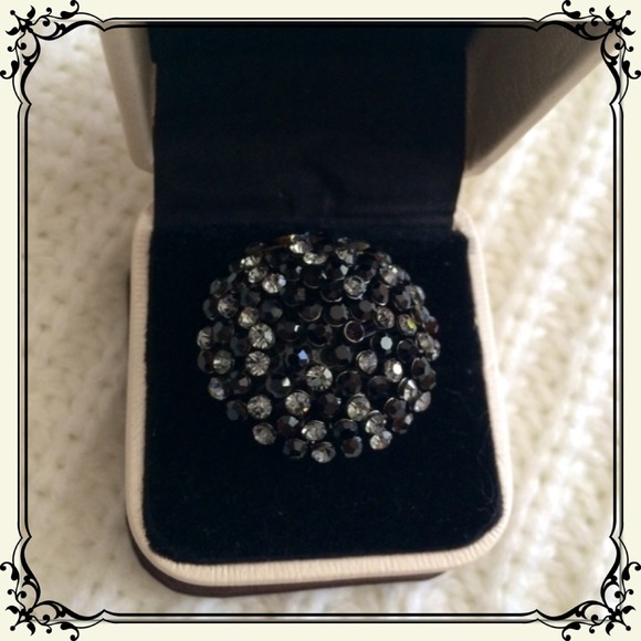 Snowball fashion ring