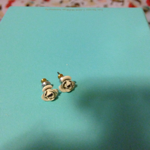 Tiny rose earring
