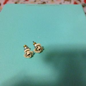 Tiny rose earring