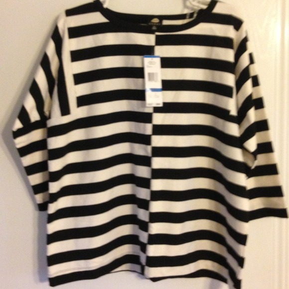 Jones New York black and white top!!