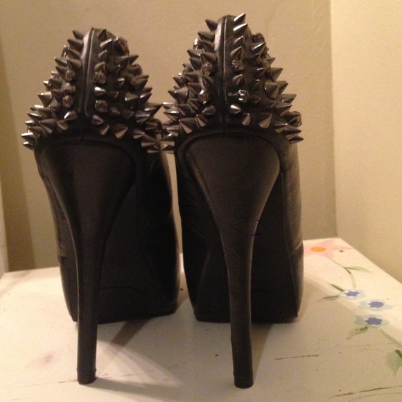 Sexy studded black pumps - Picture 2 of 3