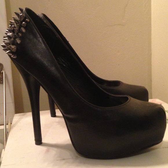 Sexy studded black pumps - Picture 3 of 3