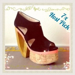 Black heels with a salmon outline #GreatForSpring