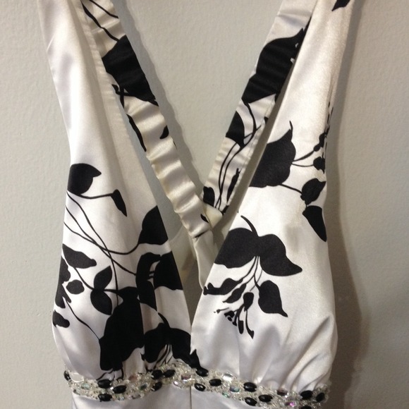 Black and white mermaid cut prom dress - Picture 2 of 4