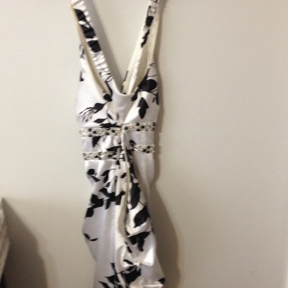 Black and white mermaid cut prom dress - Picture 3 of 4