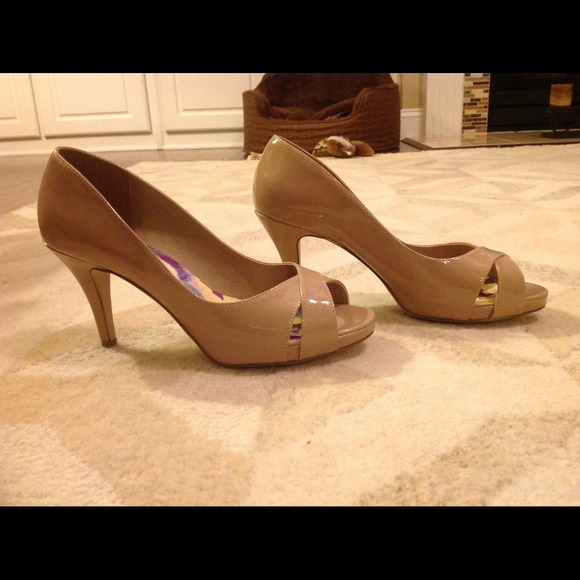 Adorable Madden Girl Nude Peep Toe Pumps!