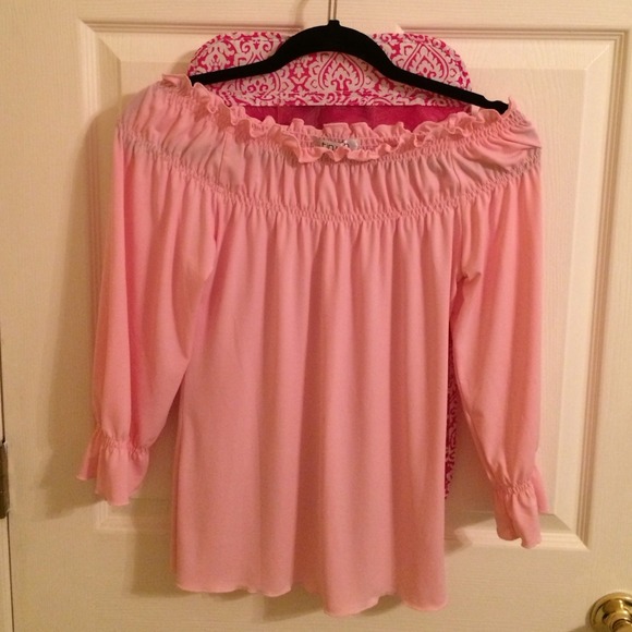 Cute pink small top.Can be worn reg/off shoulders