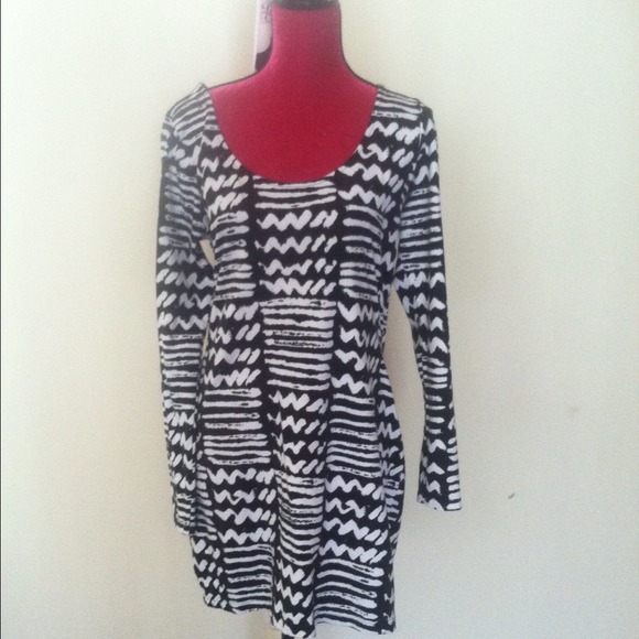 🎉SOLD🎉Black & White Bodycon - Picture 2 of 3