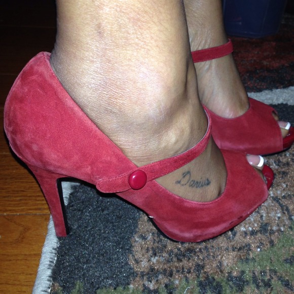 Reduced!!! Red suede Nine West pump