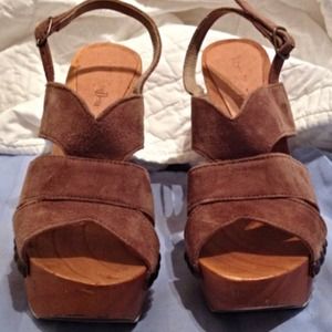 Papillon platform sandals