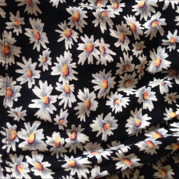 Brandy melville daisy heather skirt floral rare - Picture 2 of 3