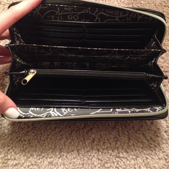 Betsey Johnson wallet - Picture 2 of 2