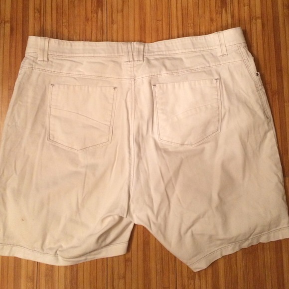 White shorts (5) - Picture 2 of 2