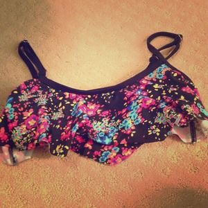Super cute swimsuit top only worn once!