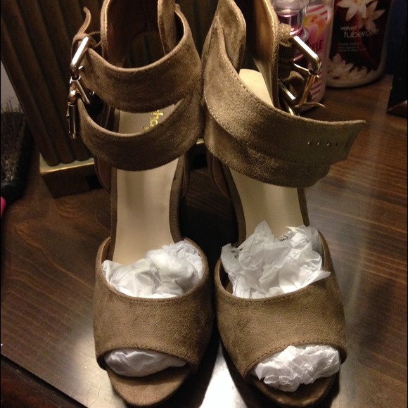 Taupe heels - Picture 2 of 4