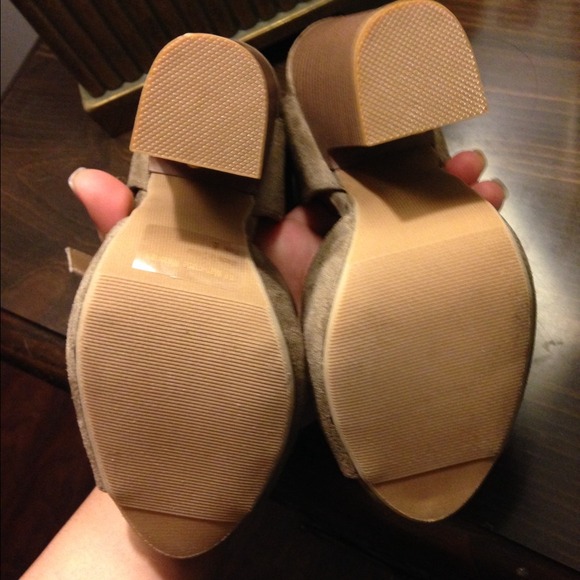 Taupe heels - Picture 3 of 4