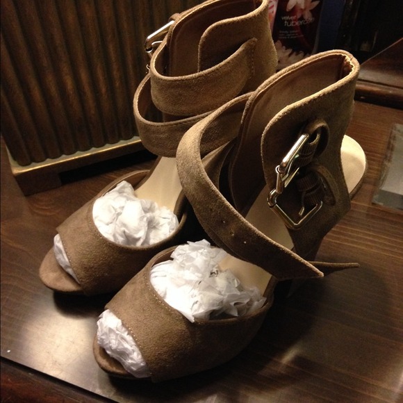 Taupe heels - Picture 4 of 4
